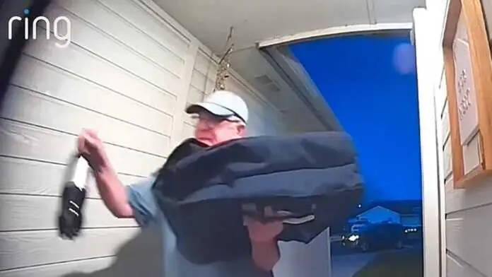 Repartidor de pizza durante una entrega, protagonista de una historia viral de solidaridad.