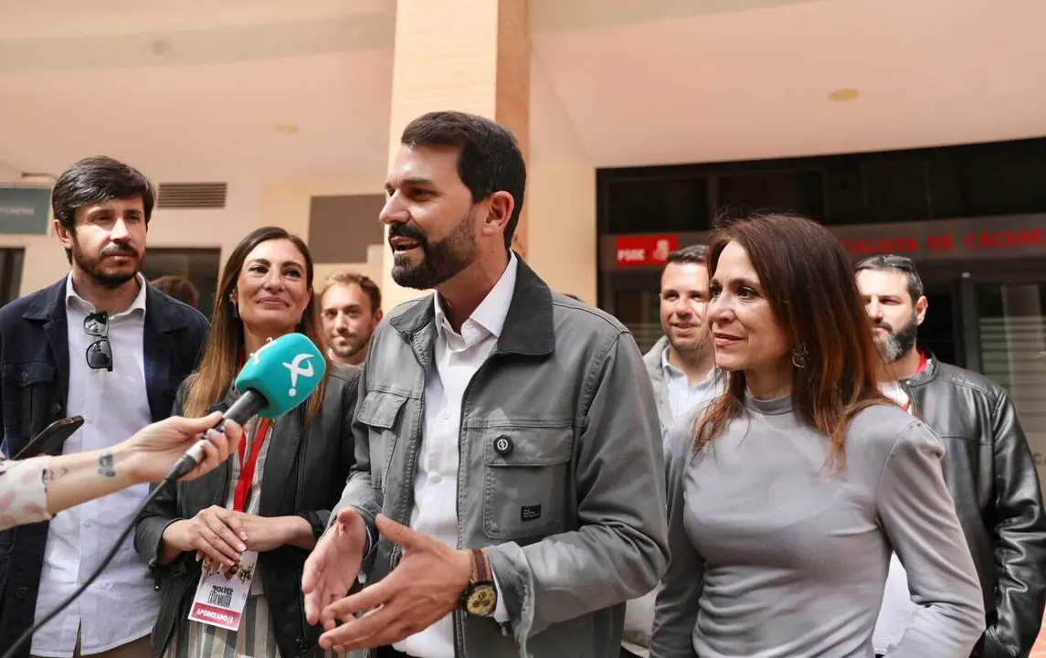 El candidato a la secretar&iacute;a general del PSOE de Extremadura, &Aacute;lvaro S&aacute;nchez Cotrina, en su visita este s&aacute;bado a la sede del PSOE de C&aacute;ceres en el d&iacute;a en el que se celebran las primarias del partido en la regi&oacute;n, a 11 de abril de 2026.