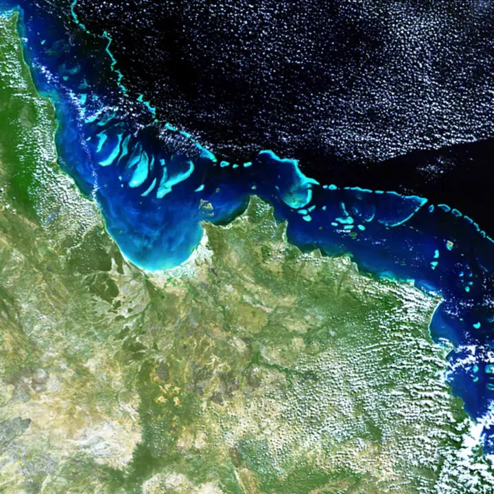 ESA - Vista satelital de la Gran Barrera de Coral, en el Mar del Coral, Australia, una de las zonas marinas m&aacute;s ricas en biodiversidad del planeta