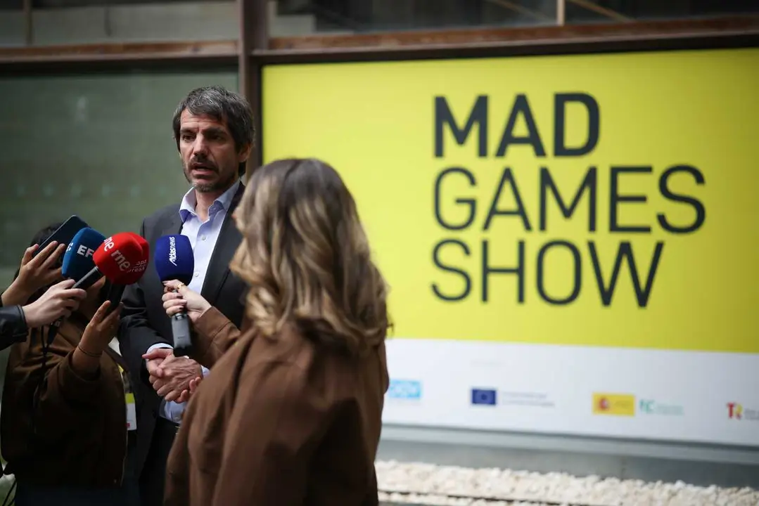 El ministro de Cultura, Ernest Urtasun, atiende a los medios durante la visita la feria del videojuego espa&ntilde;ol 'Mad Games Show', en la sede del Colegio Oficial de Arquitectos, a 11 de abril de 2026, en Madrid (Espa&ntilde;a).