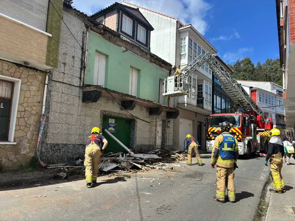 Intervenci&oacute;n de Bomberos de Ferrol tras el derrumbe de una galer&iacute;a parcial en una vivienda abandonada en el barrio de A Gra&ntilde;a,a a 11 de abril de 2026.