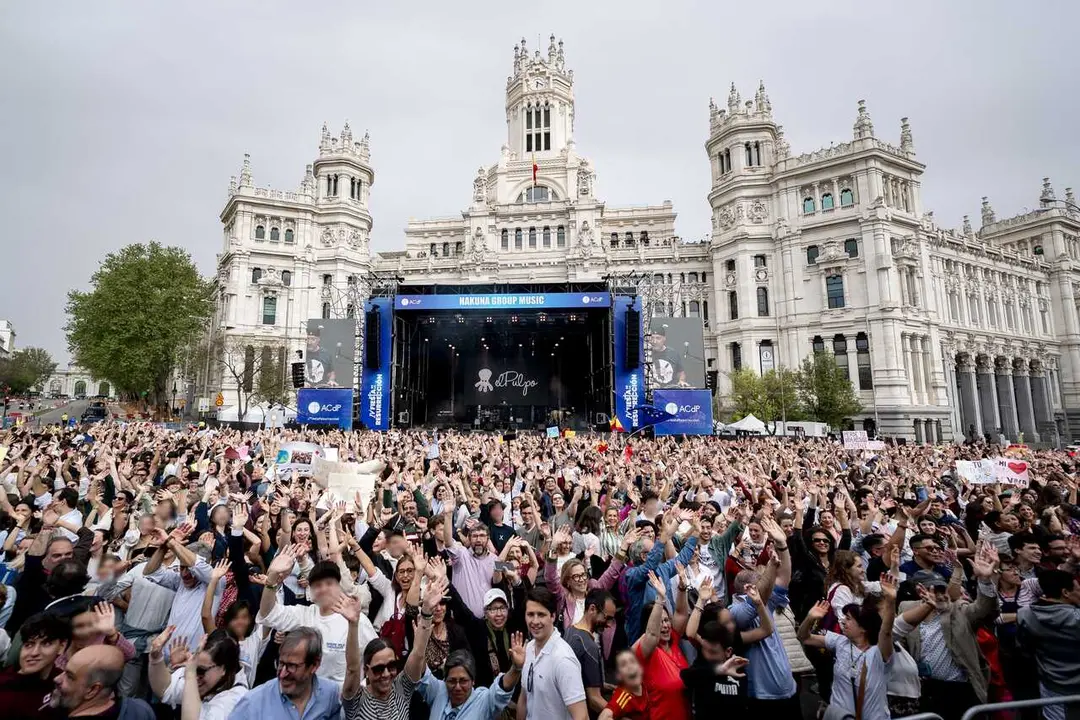 Cientos de personas durante la cuarta edici&oacute;n de la Fiesta de la Resurrecci&oacute;n, en la Plaza Cibeles de Madrid, a 11 de abril de 2026, en Madrid (Espa&ntilde;a).