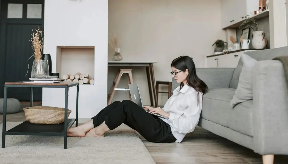 Una chica sentada con su port&aacute;til