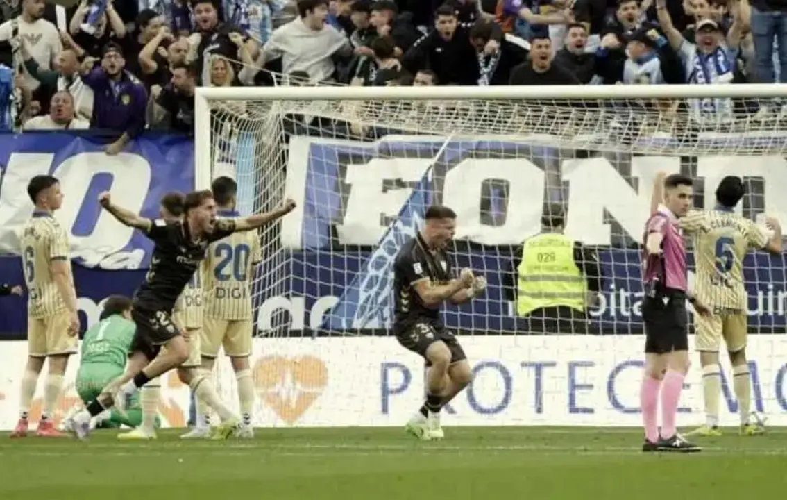 El M&aacute;laga celebrando uno de sus goles contra Las Palmas
