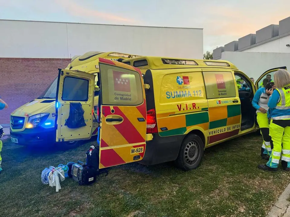 La ambulancia del SUMMA 112 a las puertas del Centro Culturas de Villanueva del Pardillo en la tarde del jueves, 9 de abril de 2026.