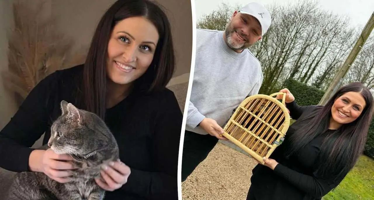 Danielle junto a su gato recuperado