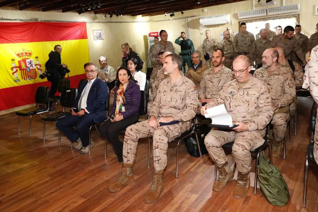 Archivo - El Rey Felipe (3i), compa&ntilde;ado por la ministra de Defensa, Margarita Robles (2i),  y mandos militares, reciben explicaciones durante su visita a la Base Gran Capit&aacute;n de Besmayah en Irak.     