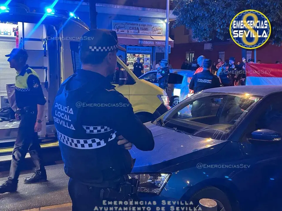Polic&iacute;as locales, en el lugar del accidente, en foto de archivo.