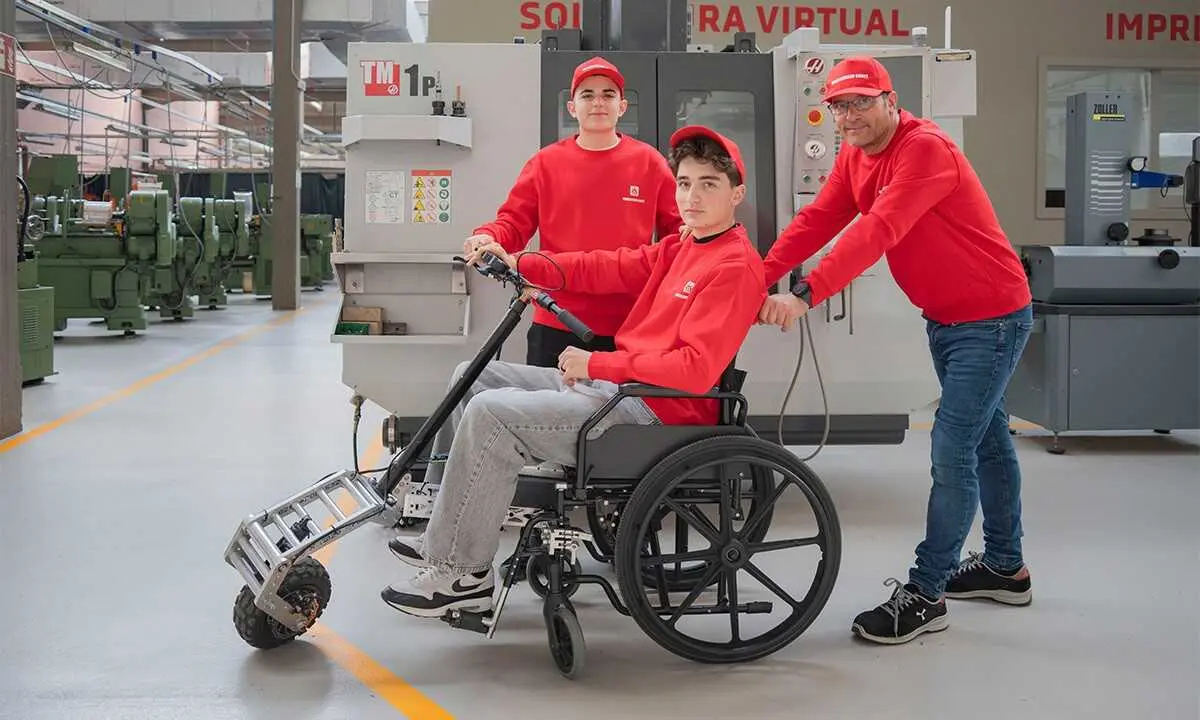 Estudiantes del centro de FP Salesians Sarri&agrave; muestran el prototipo Wheelchail Gokit
