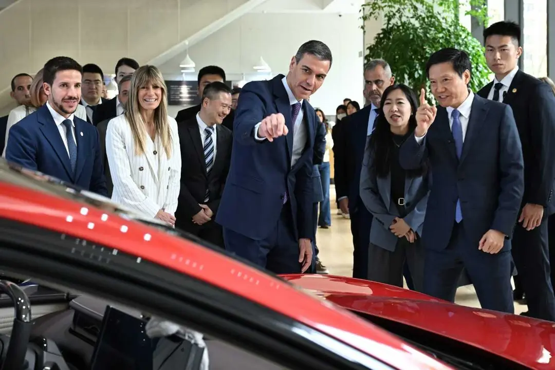 El presidente del Gobierno, Pedro S&aacute;nchez, visita la sede de Xiaomi en Pek&iacute;n junto a su mujer, Bego&ntilde;a G&oacute;mez.