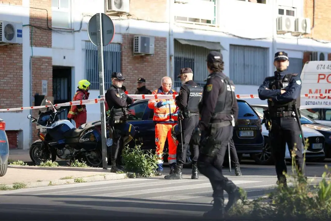 Agentes de la Polic&iacute;a Nacional, junto a un facultativo del 061 y un bombero, en el lugar del asesinato de una mujer a manos de su expareja en el barrio de la Fuensanta de C&oacute;rdoba.