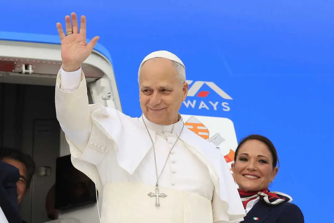 El Papa Le&oacute;n XIV entrando al avi&oacute;n con destino a Argelia.