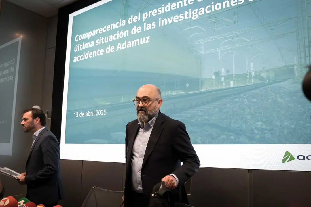 El presidente de Adif, Pedro Marco de la Pe&ntilde;a (d), atiende a los medios de comunicaci&oacute;n, a 13 de abril de 2026, en Madrid
