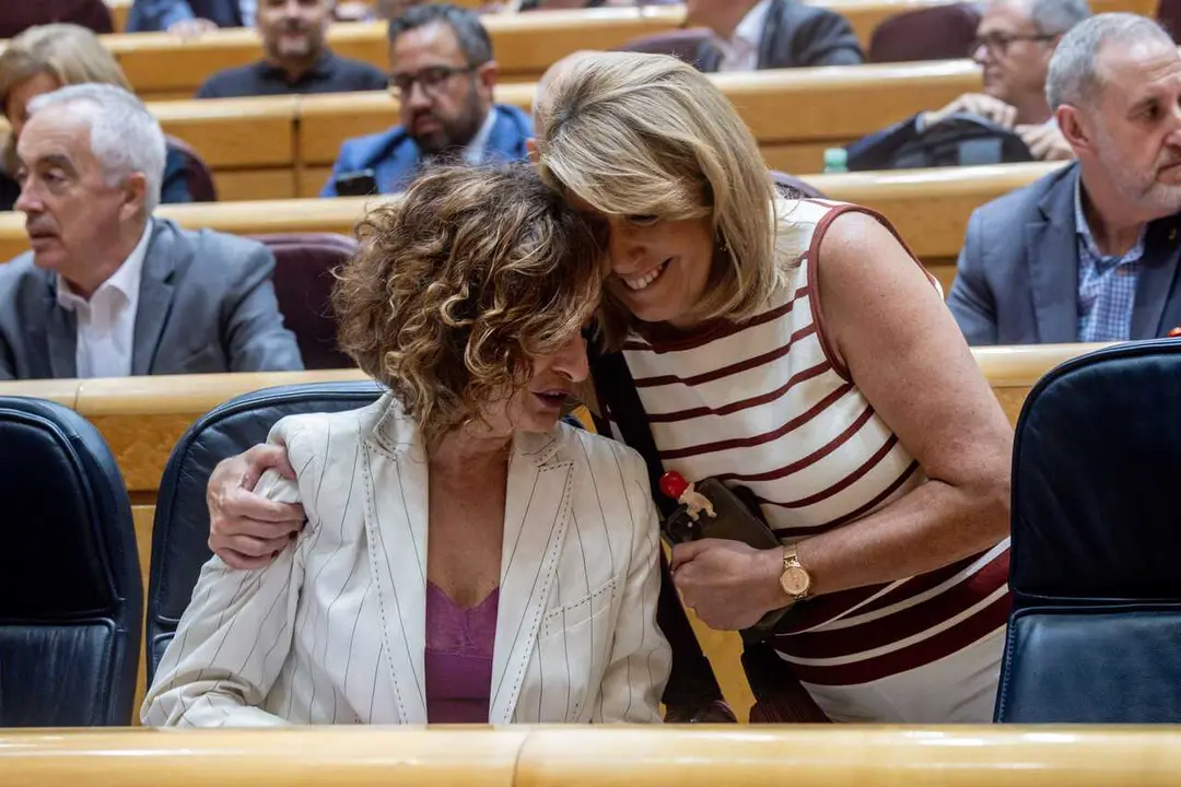 Archivo - La senadora del PSOE y expresidenta de la Junta de Andaluc&iacute;a Susana D&iacute;az (d), conversa con la vicepresidenta primera y Ministra de Hacienda, Mar&iacute;a Jes&uacute;s Montero (i), antes de un pleno en el Senado, a 17 de junio de 2025, en Madrid. (Foto de arch