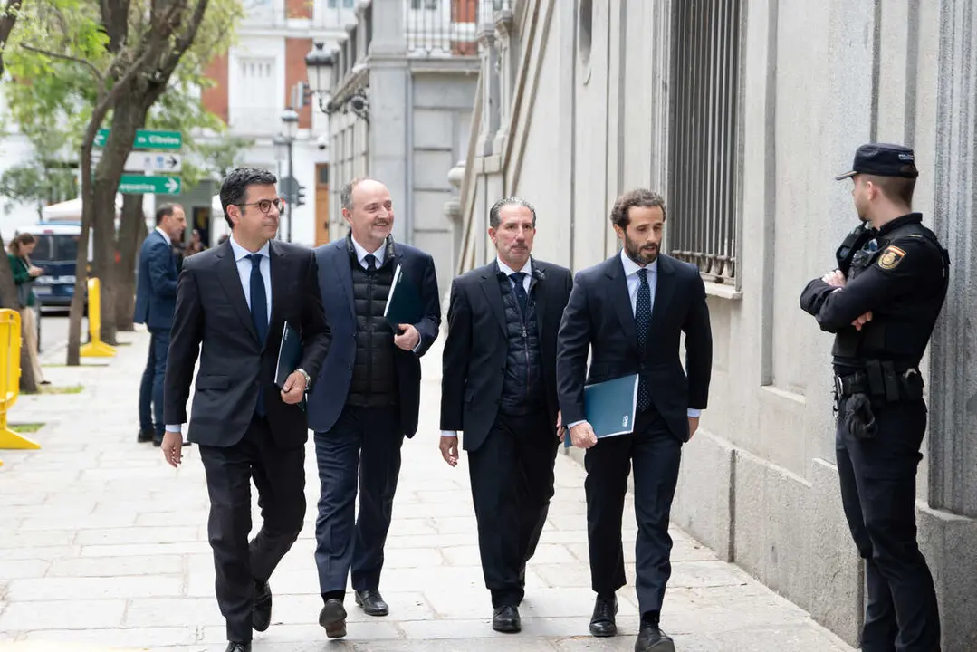 El exsubsecretario de Transportes, Movilidad y Agenda Urbana, Jes&uacute;s Manuel G&oacute;mez Garc&iacute;a (3d), a su llegada al Tribunal Supremo, a 14 de abril de 2026, en Madrid (Espa&ntilde;a). Los acusados se sientan desde el pasado 7 de abril en el banquillo del Tribunal Supr
