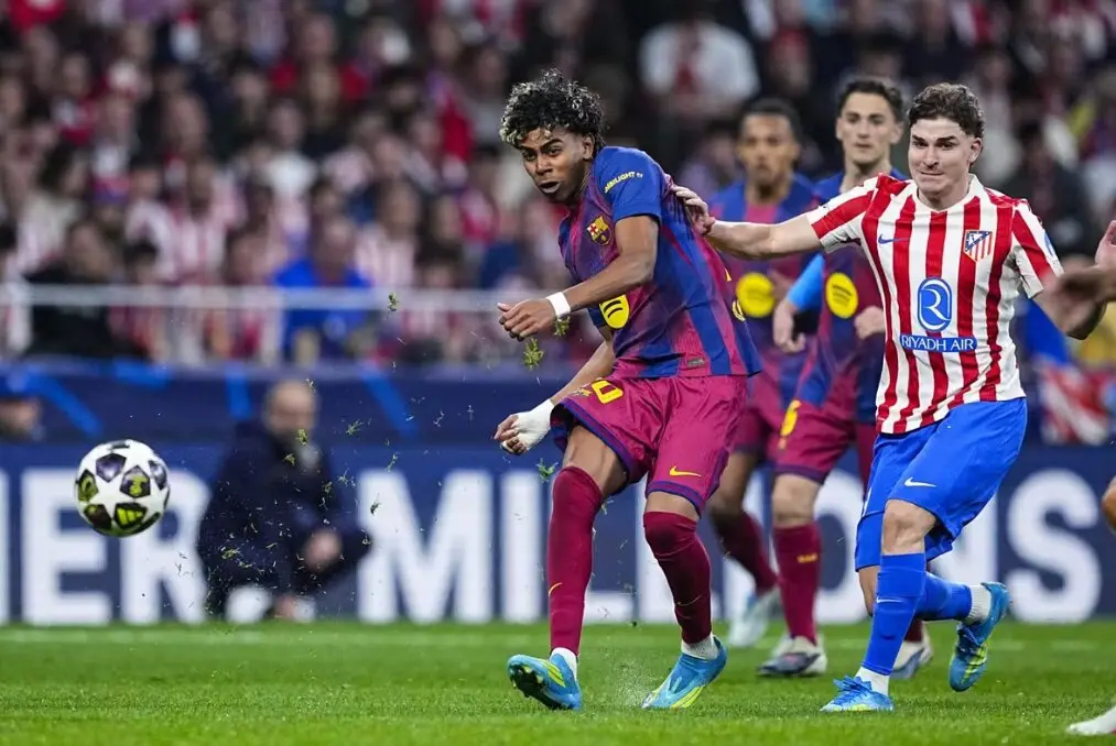 Lamine remata contra la porter&iacute;a del Atleti