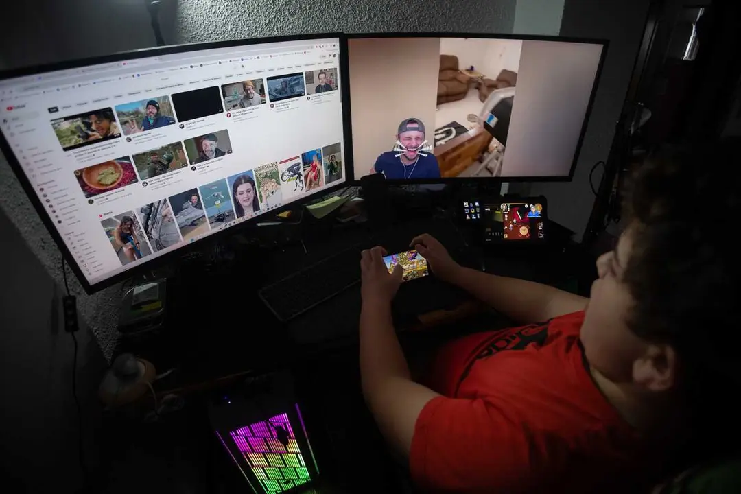 Archivo - Un ni&ntilde;o mientras observa varias pantallas, a 20 de enero de 2025, en Madrid (Espa&ntilde;a).