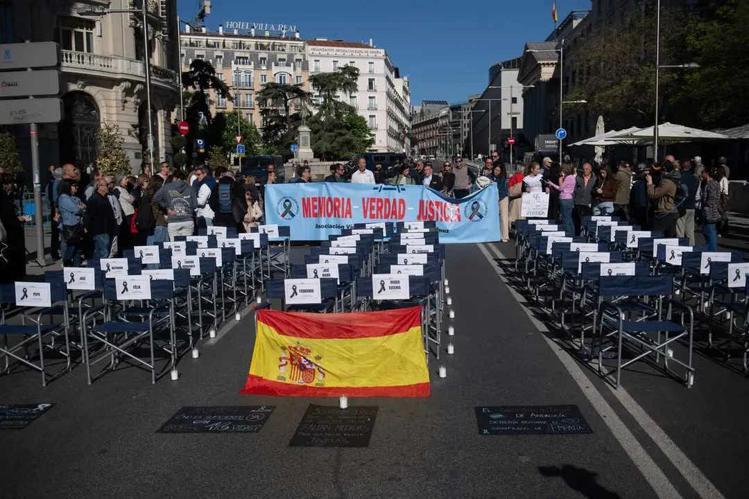 Manifestantes durante la concentraci&oacute;n convocada por la Asociaci&oacute;n V&iacute;ctimas Descarrilamiento Adamuz frente al Congreso, a 15 de abril de 2026, en Madrid (Espa&ntilde;a). A la protesta se sumar&aacute;n v&iacute;ctimas de otros accidentes ferroviarios graves, como Angrois y Be