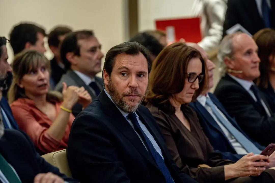 El ministro de Transportes y Movilidad Sostenible, &Oacute;scar Puente (c), analiza la inversi&oacute;n en infraestructuras de transportes, en el Colegio de Ingenieros de Caminos