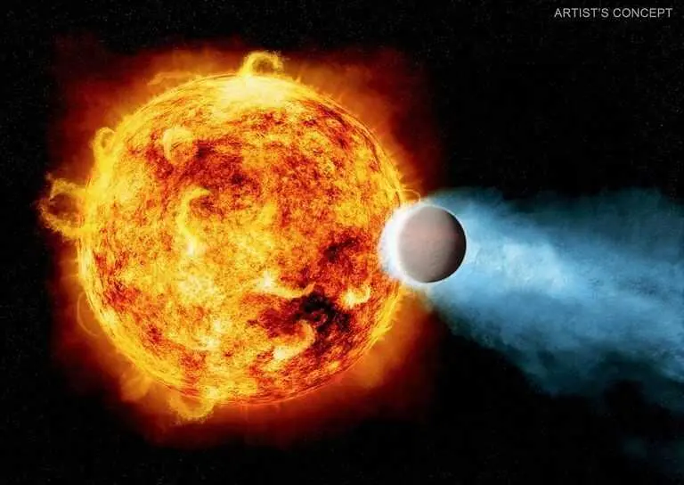 Ilustraci&oacute;n de una joven estrella similar al Sol que erosiona parte de la atm&oacute;sfera de un planeta en &oacute;rbita.