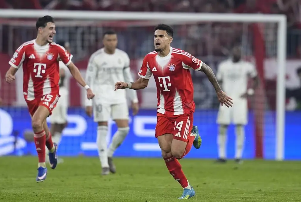 Luis D&iacute;az celebrando el 3 - 3