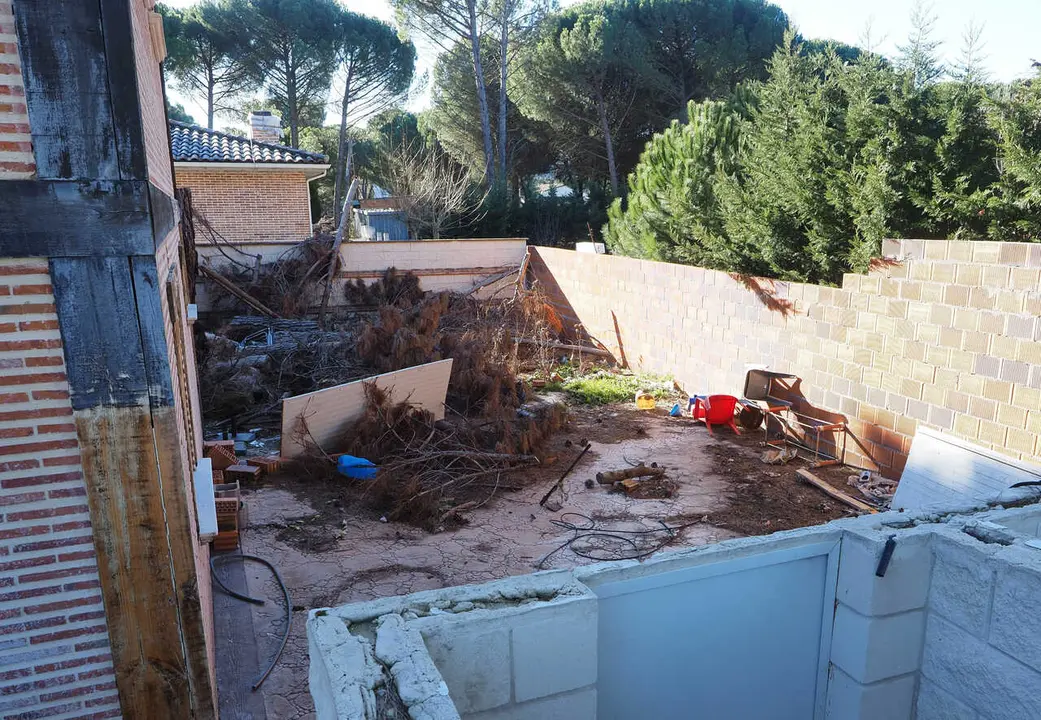 VALLADOLID. 27/01/22. CLAUDIA ALBA. IMAGEN DE LA CASA DEL DETENIDO POR LA DESAPARICI&Oacute;N DE ESTHER L&Oacute;PEZ QUE LA GUARDIA CIVIL HA ESTADO REGISTRANDO ESTOS D&Iacute;AS. MIENTRAS TANTO, HOY HAN CONTINUADO LAS LABORES DE B&Uacute;SQUEDA MEDIANTE DRONES.
