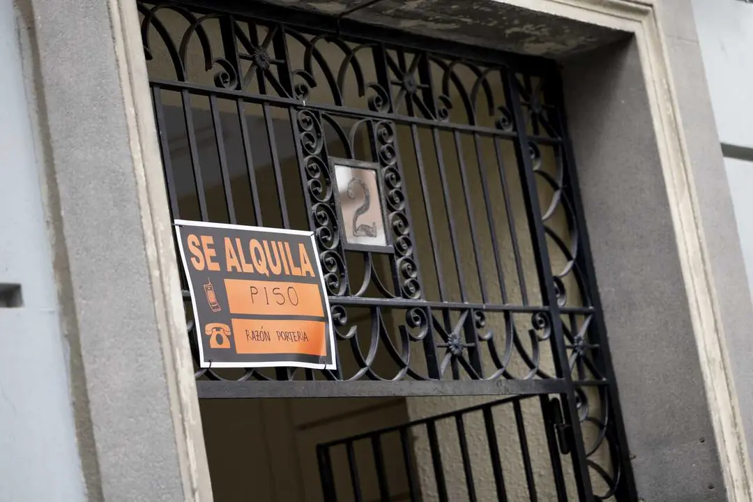 Un cartel anunciando el alquiler de un piso