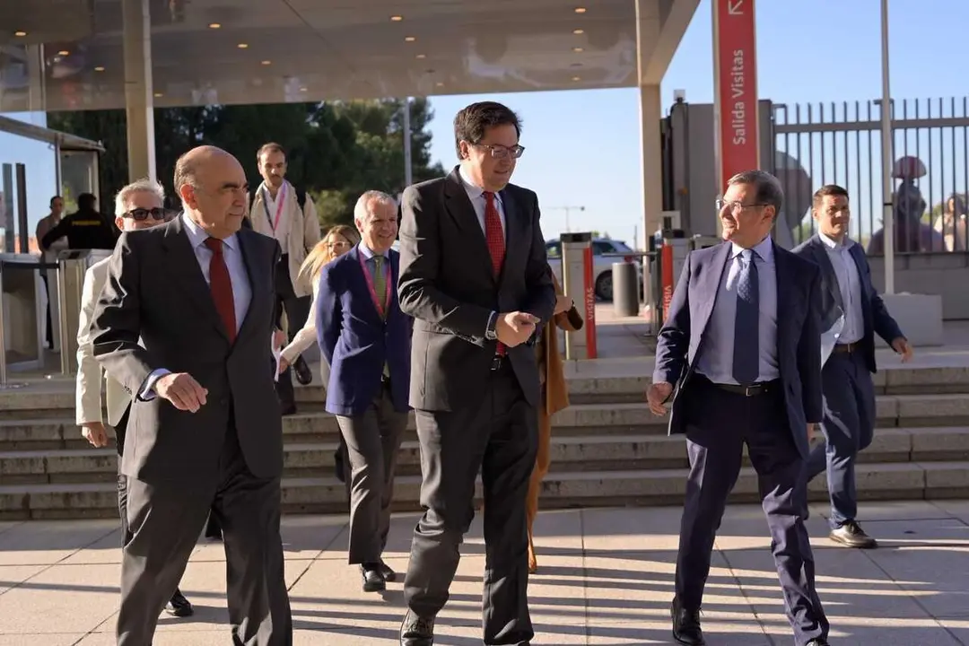 Luis Isasi, presidente Santander Espa&ntilde;a, &Oacute;scar L&oacute;pez, ministro para la Transformaci&oacute;n Digital y de la Funci&oacute;n P&uacute;blica, y Francisco Hortig&uuml;ela, presidente de Ametic