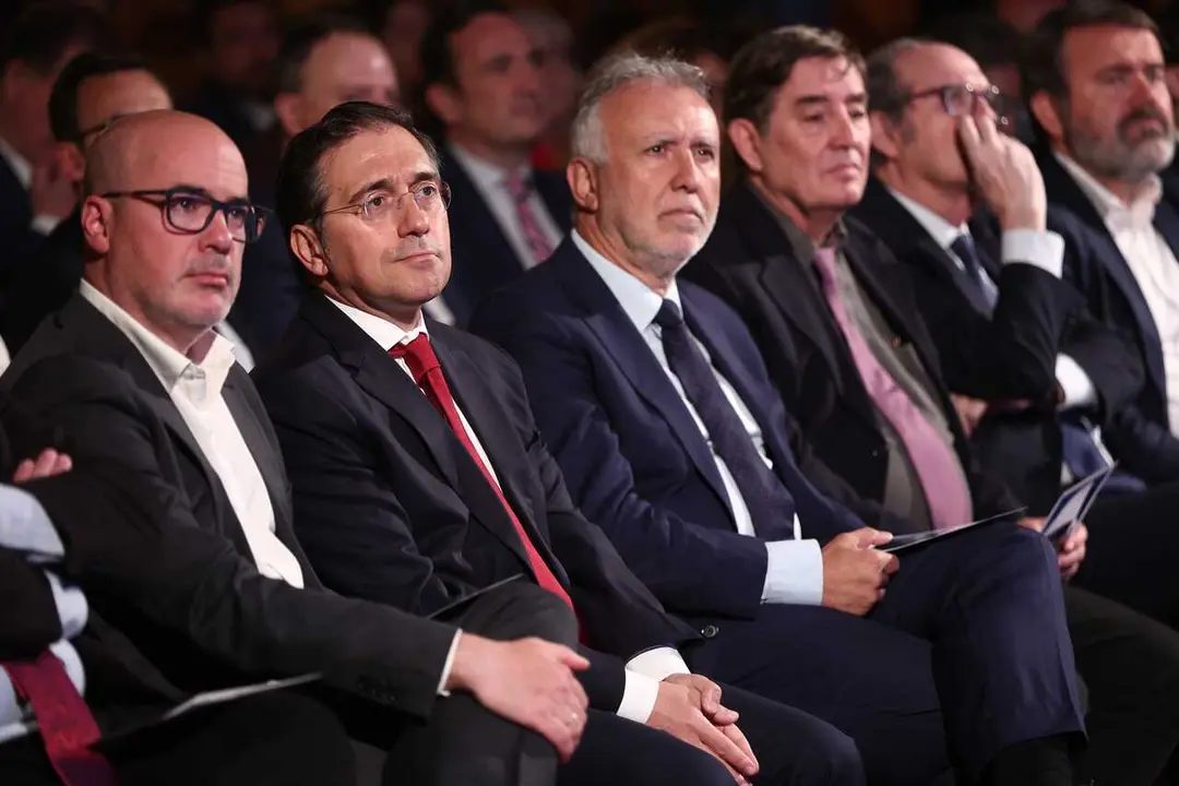 (I-D) El delegado del Gobierno, Francisco Mart&iacute;n, el ministro de Asuntos Exteriores, Uni&oacute;n Europea y Cooperaci&oacute;n, Jos&eacute; Manuel Albares, el ministro de Pol&iacute;tica Territorial y Memoria Democr&aacute;tica, &Aacute;ngel V&iacute;ctor Torres, el director del Instituto Cervantes, Lui