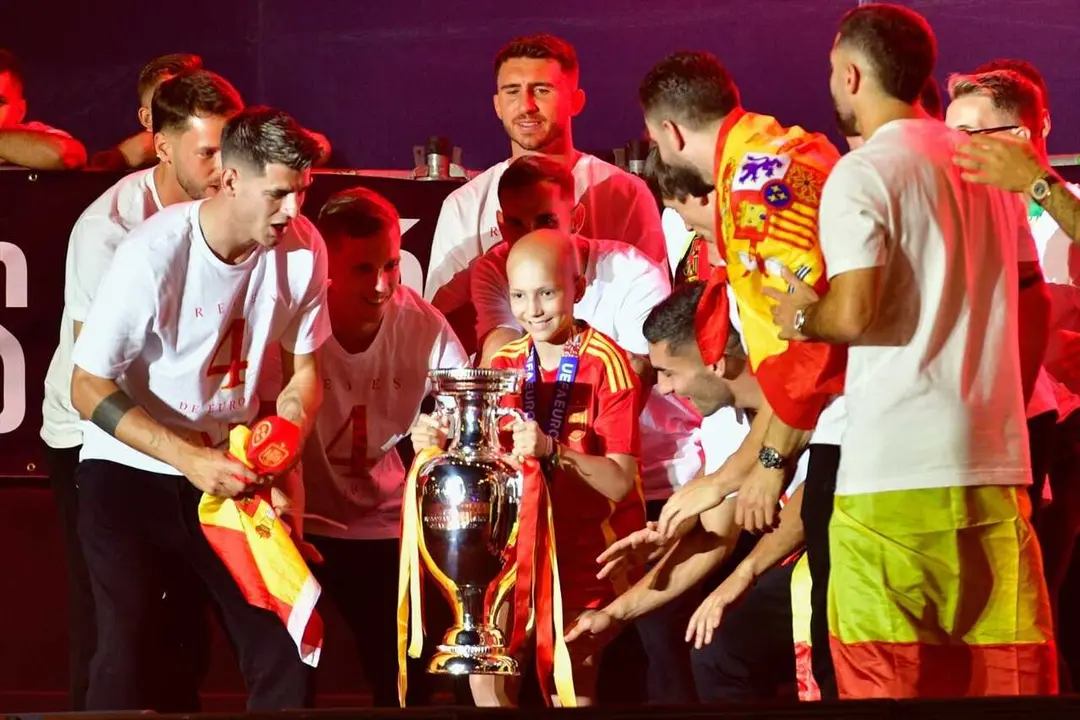 Jugadores de la Selecci&oacute;n Espa&ntilde;ola junto a Mar&iacute;a Caama&ntilde;o en la celebraci&oacute;n del t&iacute;tulo de la Eurocopa 2024.