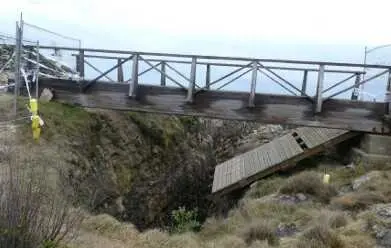 Pasarela El Bocal siniestrada. Foto del informe pericial