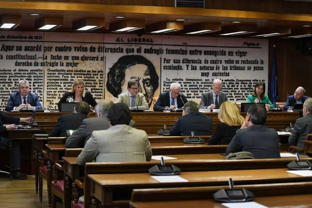 Archivo - El diputado del PSOE, Santos Cerd&aacute;n (1i), comparece durante la Comisi&oacute;n de Investigaci&oacute;n sobre los contratos p&uacute;blicos realizados durante la pandemia de covid-19, en el Senado, a 30 de abril de 2024, en Madrid (Espa&ntilde;a).