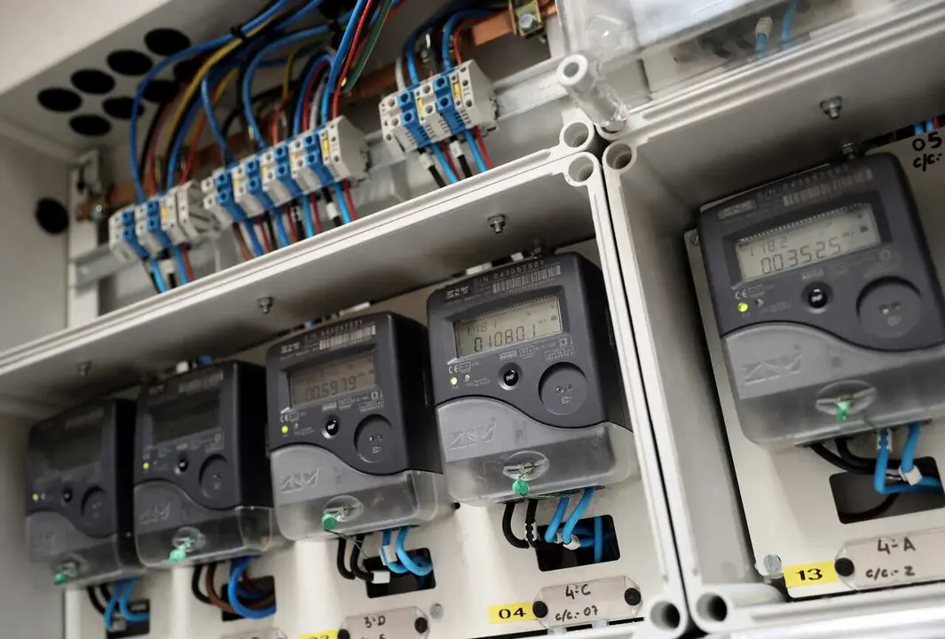 Archivo - Contadores el&eacute;ctricos de un edificio, a 1 de abril de 2022, en Madrid (Espa&ntilde;a). 