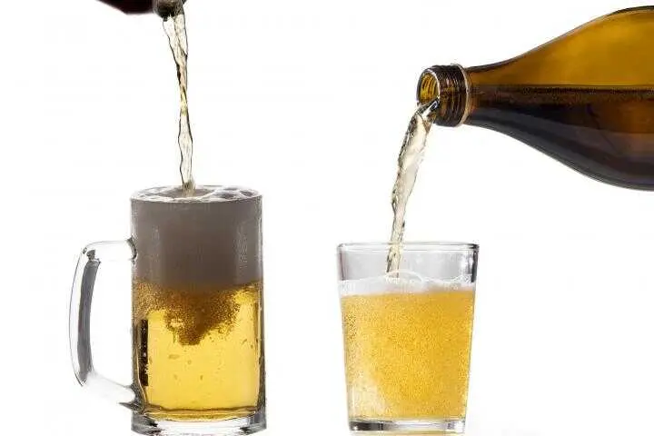 Cerveza en lata y en botella siendo servidas