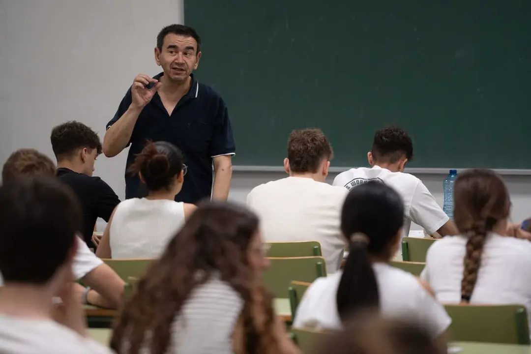 Archivo - Un profesor durante el primer examen de la primera jornada de selectividad 2025 en Valencia, a 3 de junio de 2025, en Valencia, Comunidad Valenciana (Espa&ntilde;a).