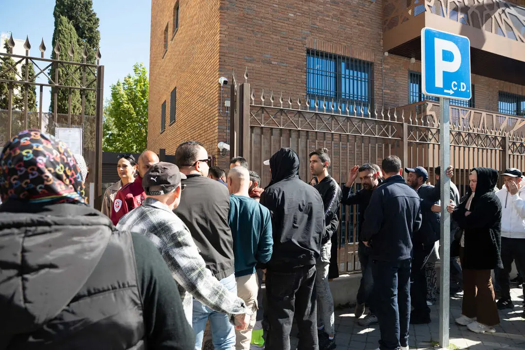 Varias personas hacen cola para entrar en la Embajada y Consulado de Marruecos, a 15 de abril de 2026, en Madrid (Espa&ntilde;a).