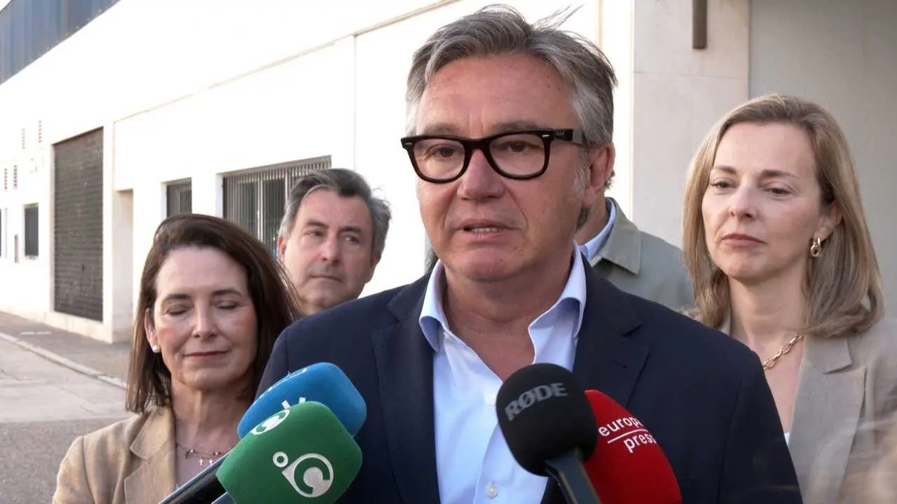 Manuel Gavira, candidato de Vox a la Presidencia de la Junta de Andaluc&iacute;a, en el Hospital Puerta del Mar de C&aacute;diz
