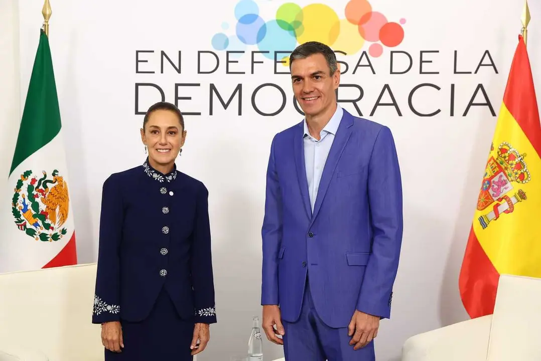 La presidenta de M&eacute;xico, Claudia Sheinbaum y el presidente del Gobierno, Pedro S&aacute;nchez, en la IV Reuni&oacute;n en defensa de la democracia.