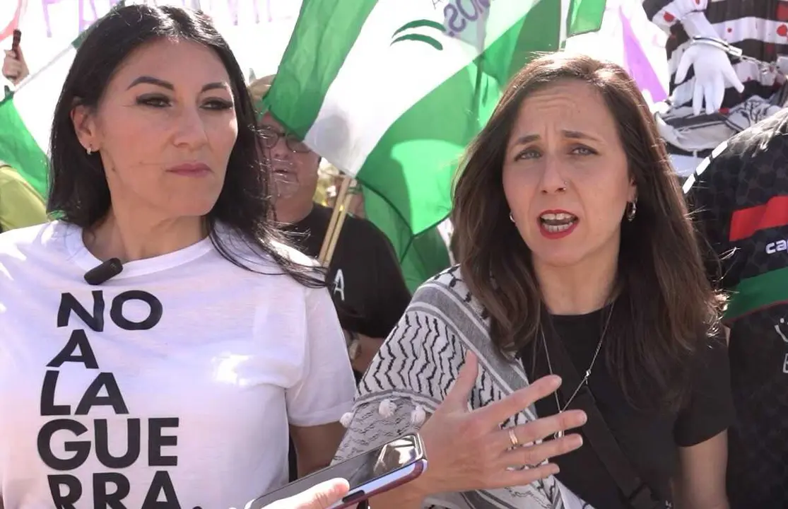 La secretaria general de Podemos, Ione Belarra, atiende a los medios en la marcha a la base de Mor&oacute;n de la Frontera (Sevilla).