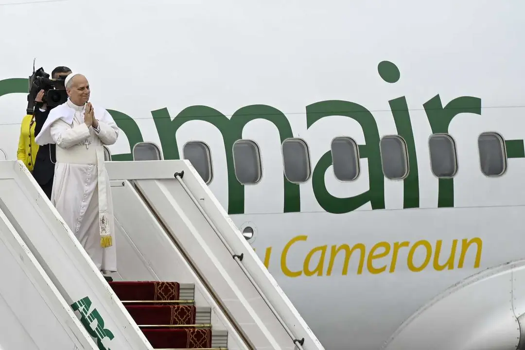 El Papa Le&oacute;n XIV en el avi&oacute;n.