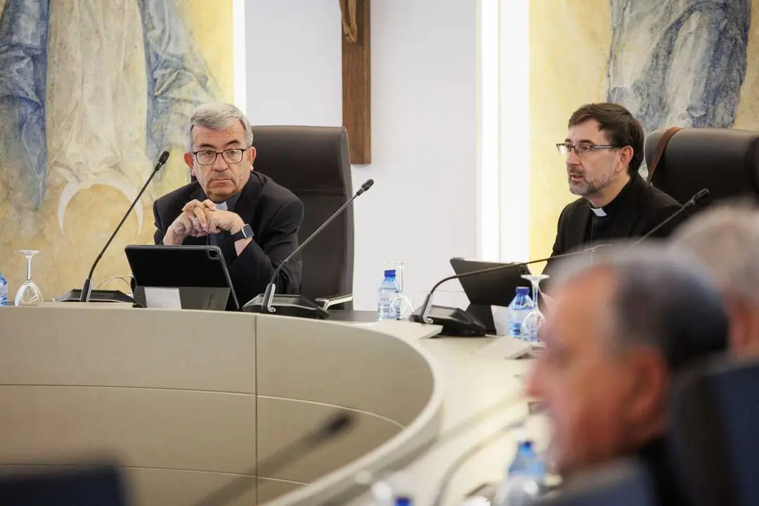 Archivo - El presidente de la CEE, Mons. Luis Arg&uuml;ello (i), y el vicepresidente de la CEE, Cardenal Jos&eacute; Cobodurante (d), durante la 267&ordm; reuni&oacute;n de la Comisi&oacute;n Permanente de la CEE, en la sede de la CEE, a 2 de julio de 2024, en Madrid (Espa&ntilde;a). Durante 