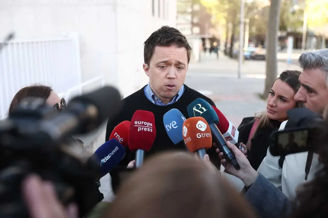 El exportavoz de Sumar &Iacute;&ntilde;igo Errej&oacute;n atiende a los medios de comunicaci&oacute;n a su llegada a los Juzgados de Plaza de Castilla, a 27 de marzo de 2026, en Madrid (Espa&ntilde;a). 