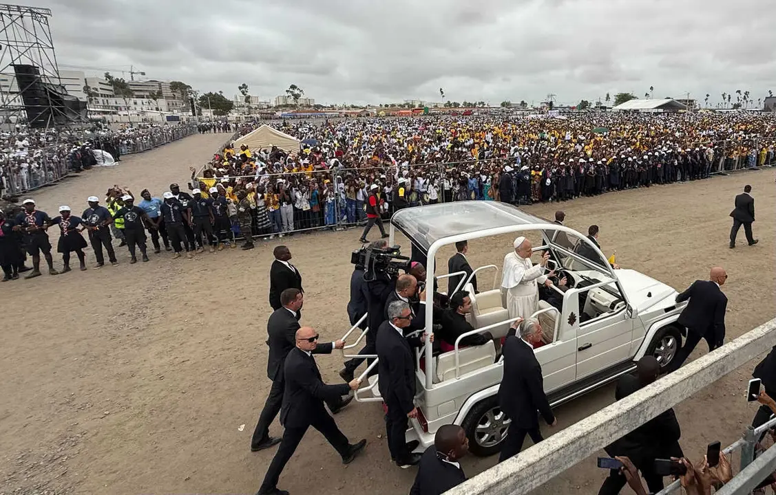 El Papa Le&oacute;n XIV en su llegada a Kilamba, un suburbio de la capital del pa&iacute;s, Luanda, a 19 de abril de 2026. 