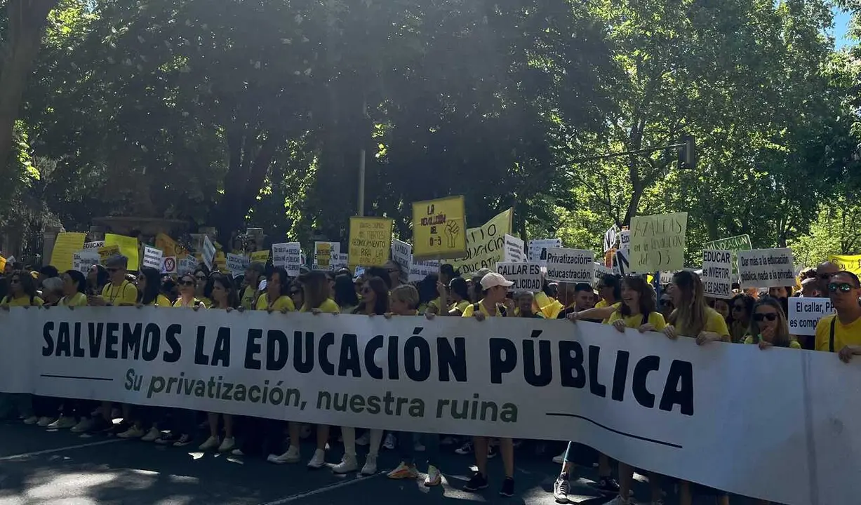 Cabecera de la manifestaci&oacute;n por la educaci&oacute;n p&uacute;blica.