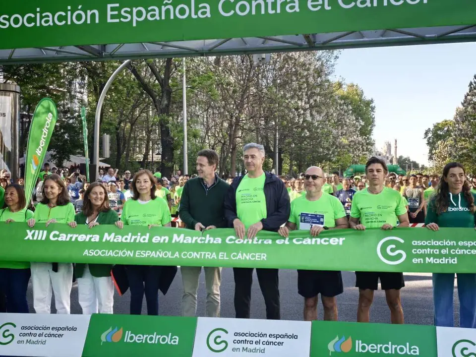 El delegado de Pol&iacute;ticas Sociales, Familias e Igualdad, Jos&eacute; Fern&aacute;ndez, junto a los concejales de Salamanca, Cayetana Hern&aacute;ndez de la Riva, y de Chamber&iacute;, Jaime Gonz&aacute;lez Taboada, dan la salida de la Carrera Madrid en Marcha contra el C&aacute;ncer