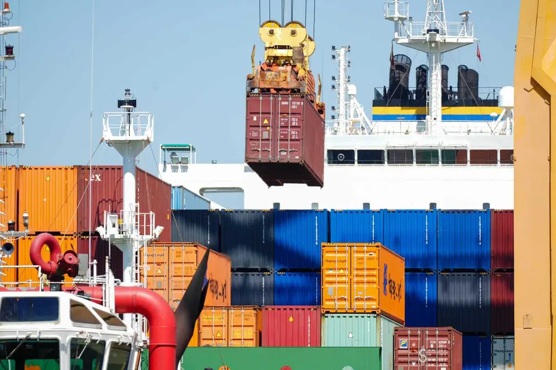 Archivo - Porta contenedores en el Puerto de Huelva, A 21 de mayo de 2025 en Huelva, Andaluc&iacute;a (Espa&ntilde;a). El Puerto de Huelva ha acogido el ejercicio de seguridad mar&iacute;tima Marsec-25, organizado por la Armada en colaboraci&oacute;n con la Guardia Civil. La maniobr