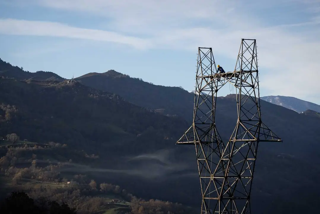 Archivo - Una persona trabaja subida a una torre de alta tensi&oacute;n, durante una visita a las obras de desmantelamiento de la l&iacute;nea de alta tensi&oacute;n Lada-Velilla, a 28 de noviembre de 2025, en Laviana, Asturias (Espa&ntilde;a).