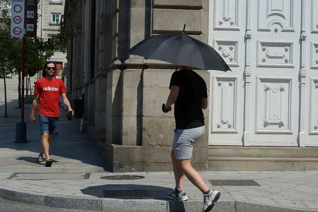 OLA DE CALOR EN OURENSE, DE UNA SEMANA. OURENSANOS Y OURENSANAS ESCAPAN DEL SOL EN CUALQUIER SOMBRA, TERM&Oacute;METROS CON TEMPERATURAS EN ASCENSO DESDE MEDIOD&Iacute;A ( EL M&Aacute;S FOTOGRAFIADO POR VECINOS Y TURISTAS ES EL QUE EST&Aacute; EN EL PARQUE DE SAN L&Aacute;ZARO, DELANTE DE LA SUBDELEGACI&Oacute;N DEL GOBIERNO), OTRO EN LA ALAMEDA, AL LADO DE LA EXPOSICI&Oacute;N SOBRE LA COVID "GALICIA EN VILO" DE FOTORREPORTEROS GALLEGOS, TAMBI&Eacute;N ORILLAS DEL R&Iacute;O MI&Ntilde;O Y ZONA TERMAL , Y AVISO DE RIESGO EXTREMO DE INCENDIO EN ACCESOS Y AUTOV&Iacute;A A-52. OURENSE 12/07/22. FOTO ROSA VEIGA