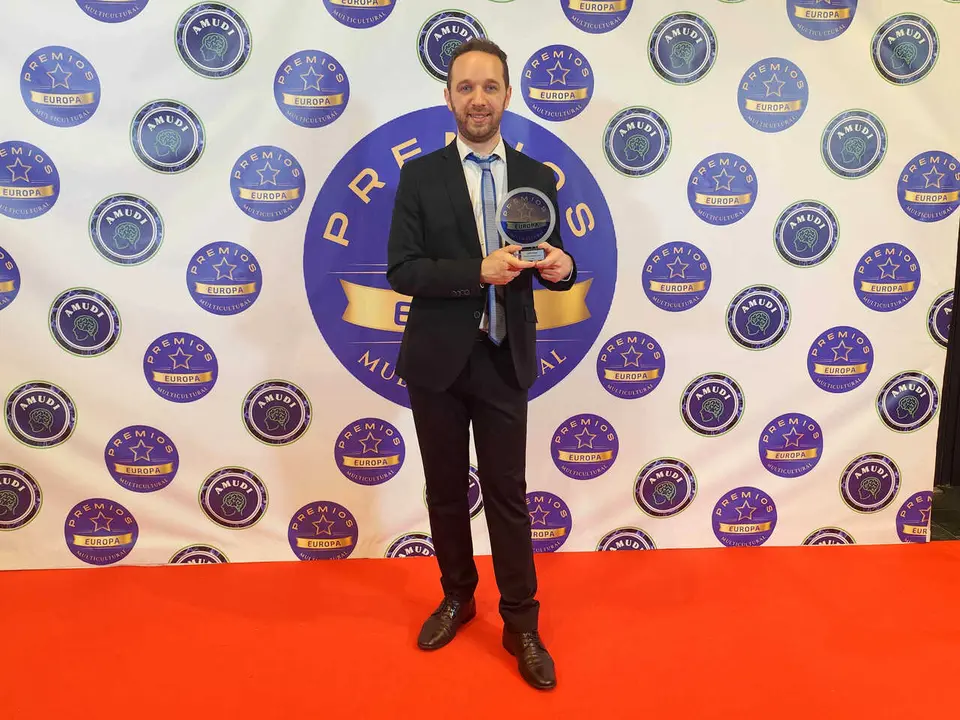 Carlos Alc&aacute;zar Rodr&iacute;guez-Pati&ntilde;o con el Premio Europa Multicultural