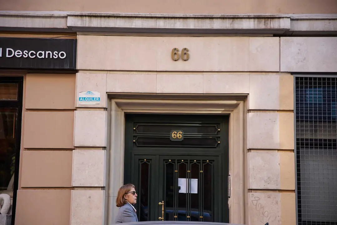 Archivo - Cartel de alquiler de viviendas en la fachada de un edificio.